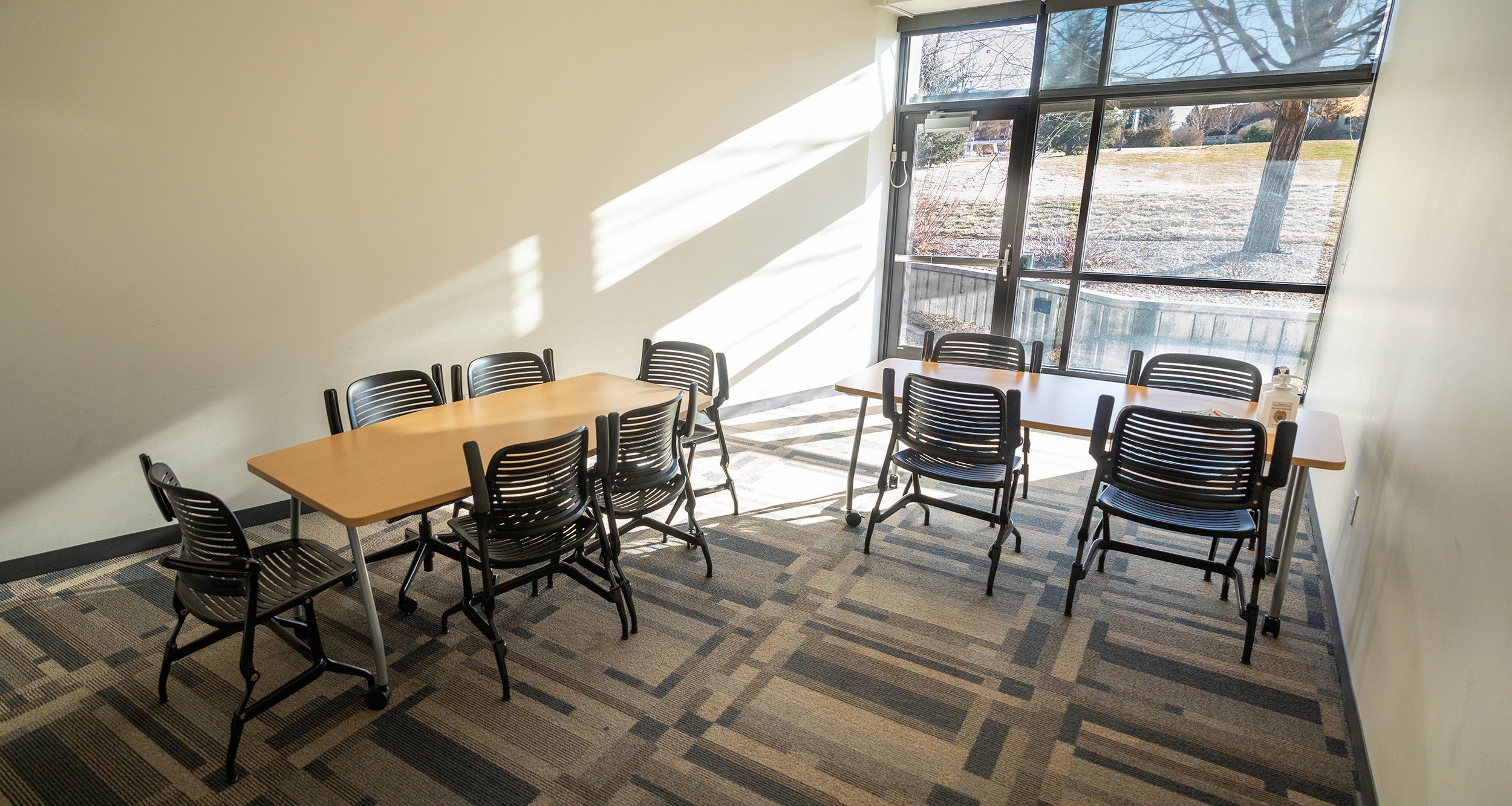 The interior of Horizon Hall study room 101 has tables and chairs for students to use.