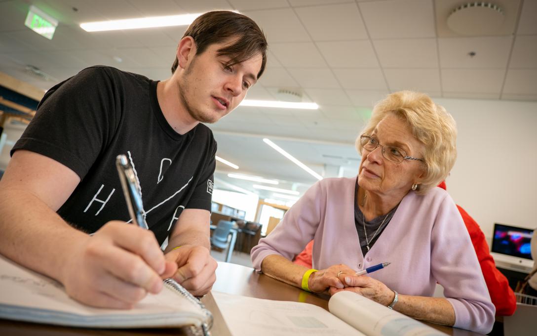 Aims student working in the learning commons with a tutor