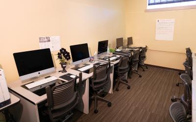 Room of PCs and Mac computers inside the Learning Commons at the Aims Loveland Campus.