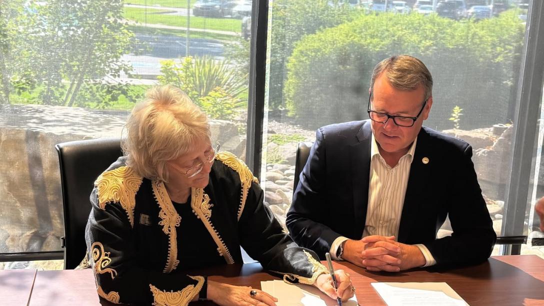 Dr. Leah Bornstein and Dr. Andy Feinstein sign the Aims2UNC MOU