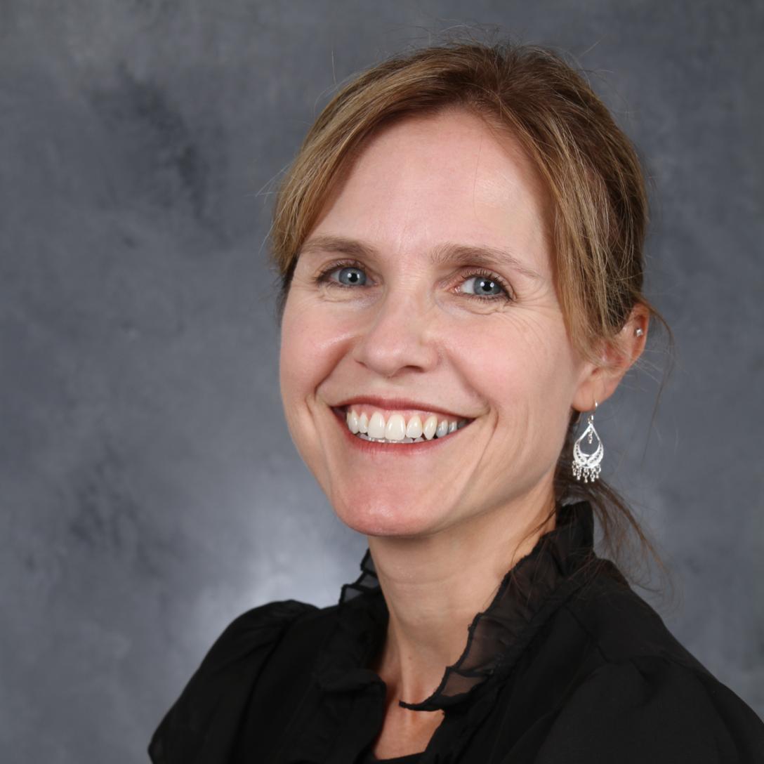 Lynne Fox-Parrish headshot