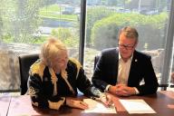 Dr. Leah Bornstein and Dr. Andy Feinstein sign the Aims2UNC MOU