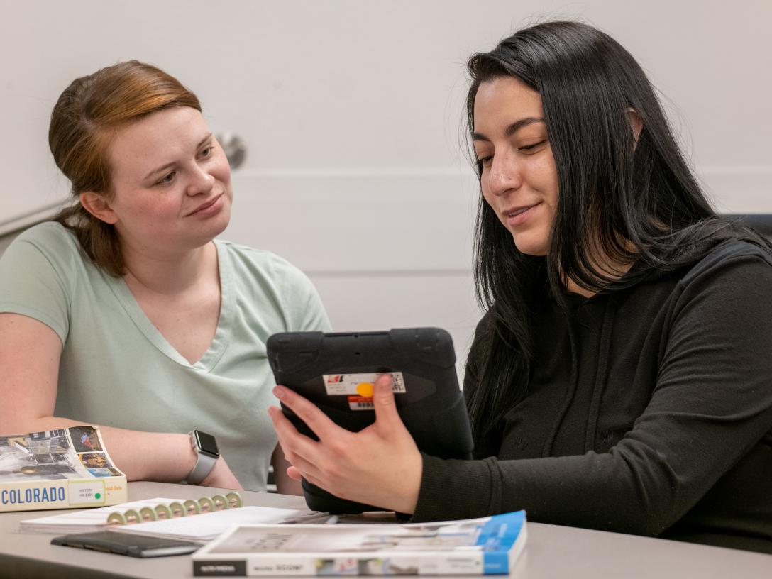 Aims students collaborating in class while using a digital tablet