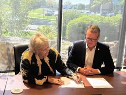 Dr. Leah Bornstein and Dr. Andy Feinstein sign the Aims2UNC MOU