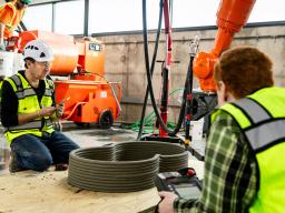 Watching robot build 3d concreate object