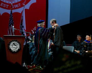 student gets award from college president