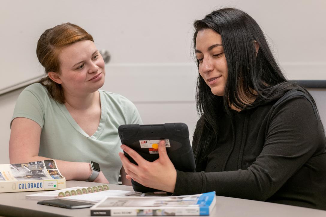 Aims students collaborating in class while using a digital tablet